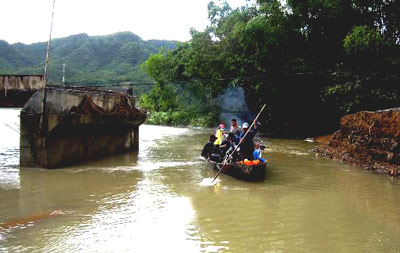 Cầu sông Cô (huyện Đồng Xuân) đã bị nước lũ cuốn trôi, khiến người dân từ xã Xuân Sơn Bắc qua thị trấn La Hai phải dùng đò để đi lại.